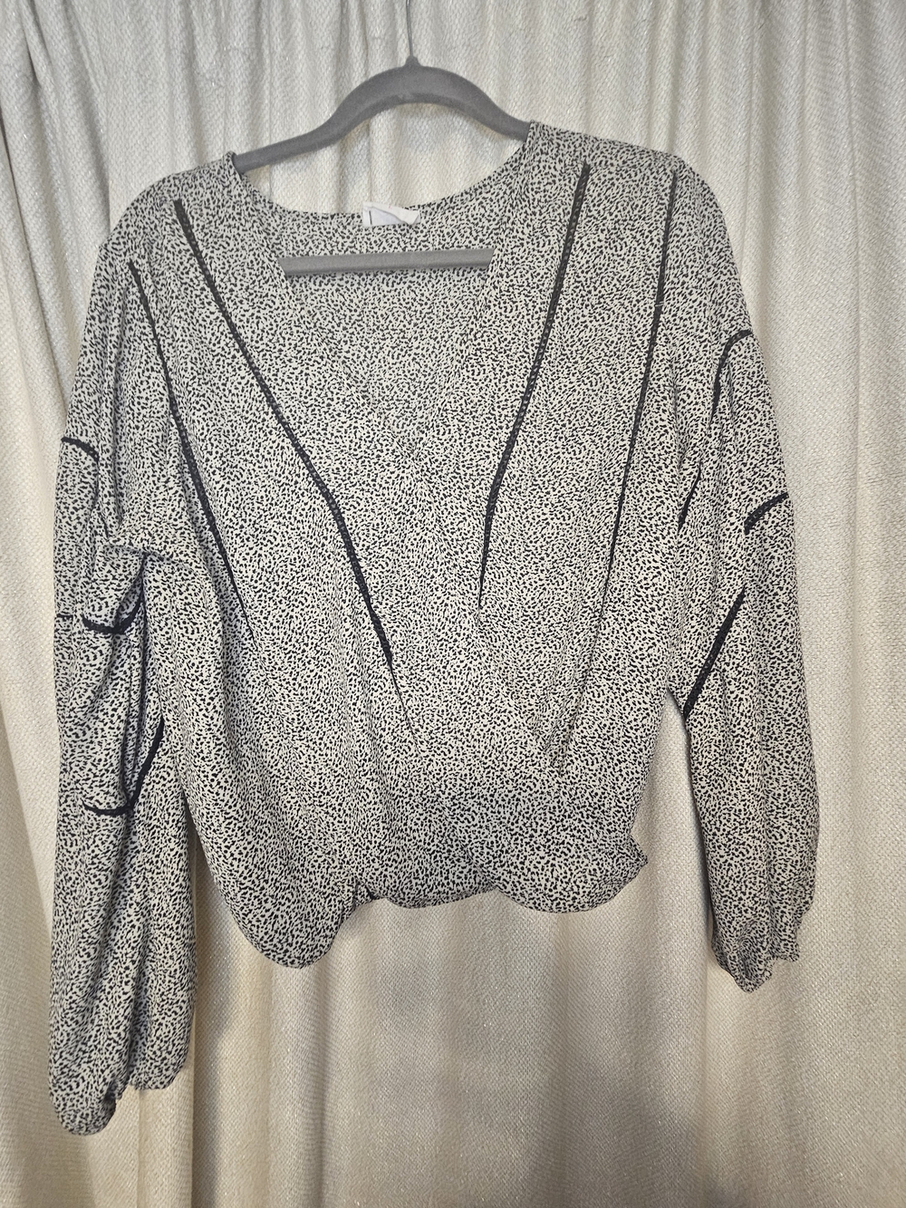 Black & White Speckled V-Neck Long-Sleeve Blouse
